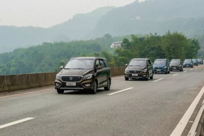 复杂路况从容应对，昊铂HT入围智驾第一梯队不玩虚的