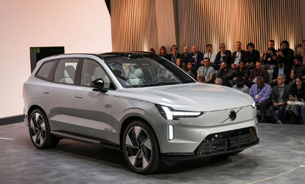 在豪华电车市场做“减法”，瑞典上市的沃尔沃EX30为何与众不同？