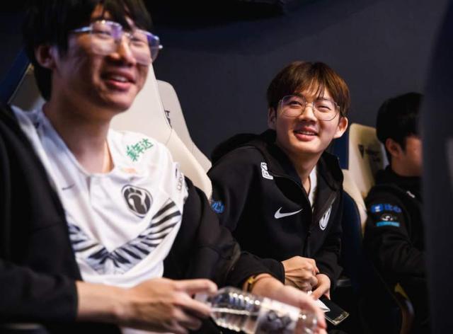 两“王”相争！“价格屠夫”比亚迪二度低价，要把“宁王”的饭碗砸了？