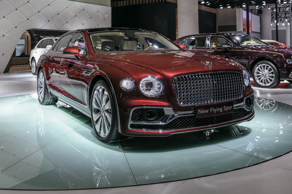 品牌史上性能最强轿车？全新宾利飞驰预告图曝光