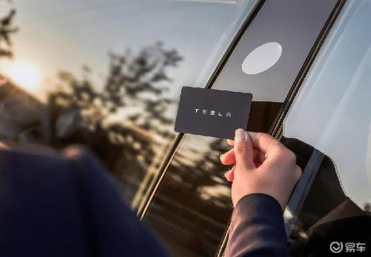 赌桌上，马斯克偷偷换牌