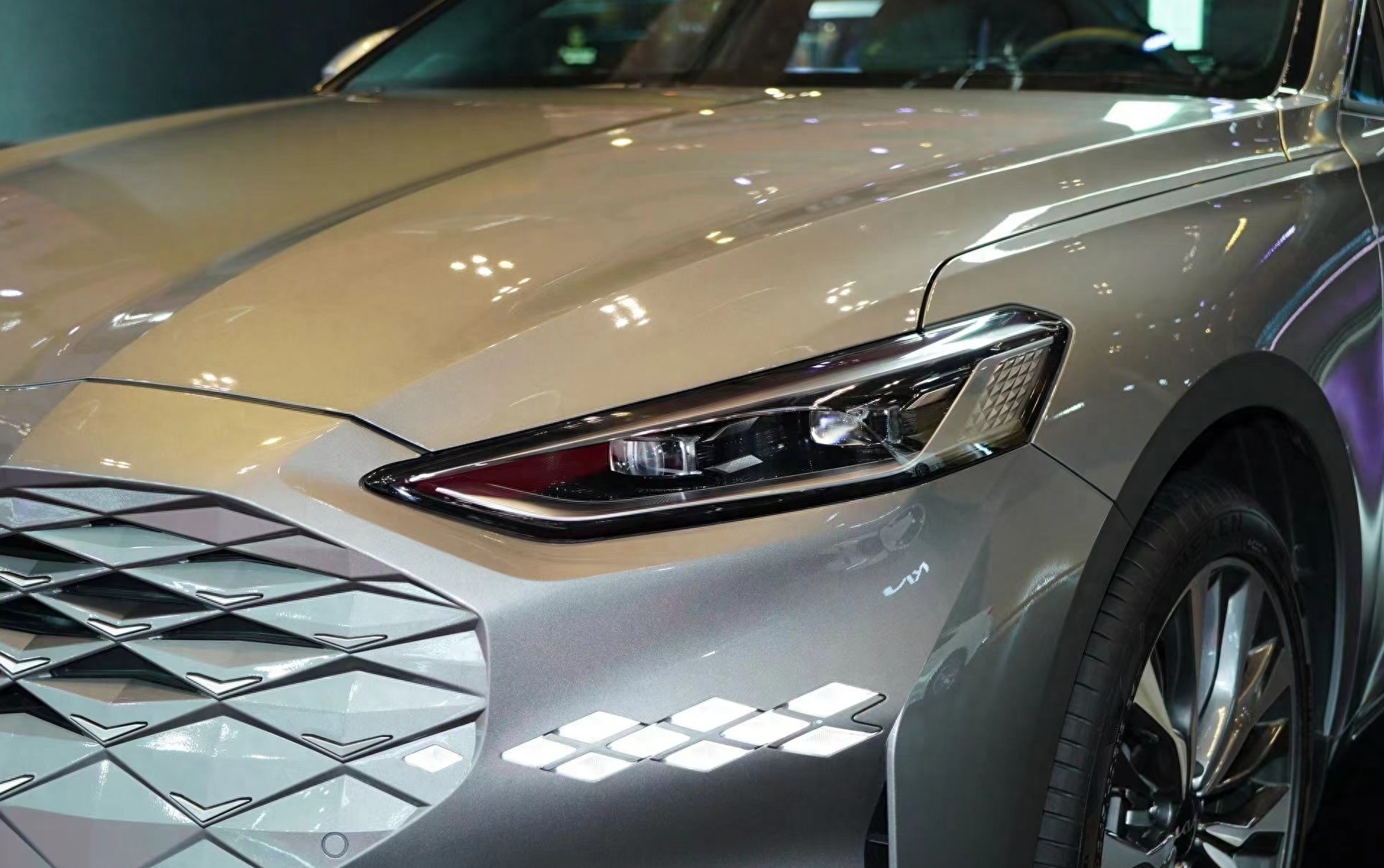 运动气息浓郁 疑似新款起亚K8预告图曝光