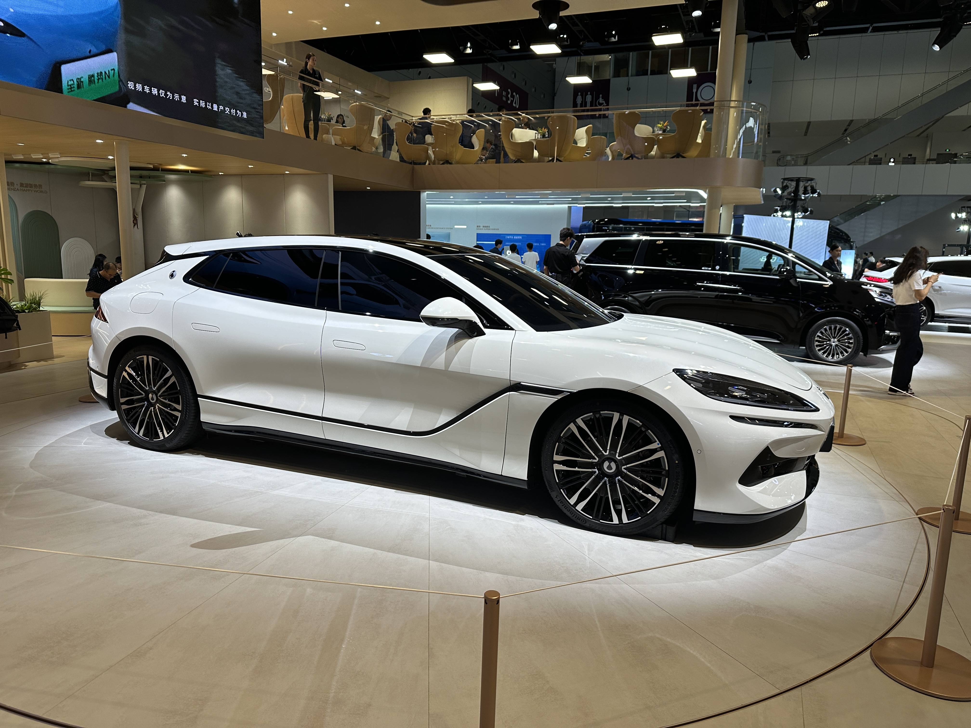 高速爆胎不跑偏，腾势Z9GT用技术硬刚BBA