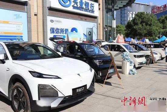 宁德时代首家新能源生活广场在四川成都开幕