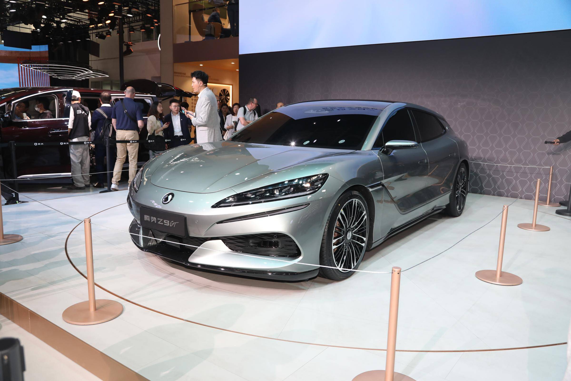 奠定高端纯电领先地位，蔚来ES6达成累计量产30万台里程碑