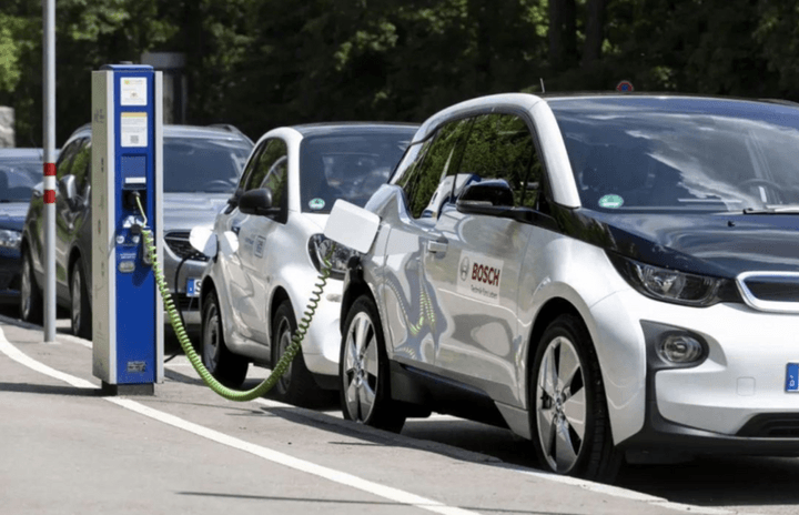 小马智行回应“无人车撞绿化带起火”：未造成任何人员伤亡