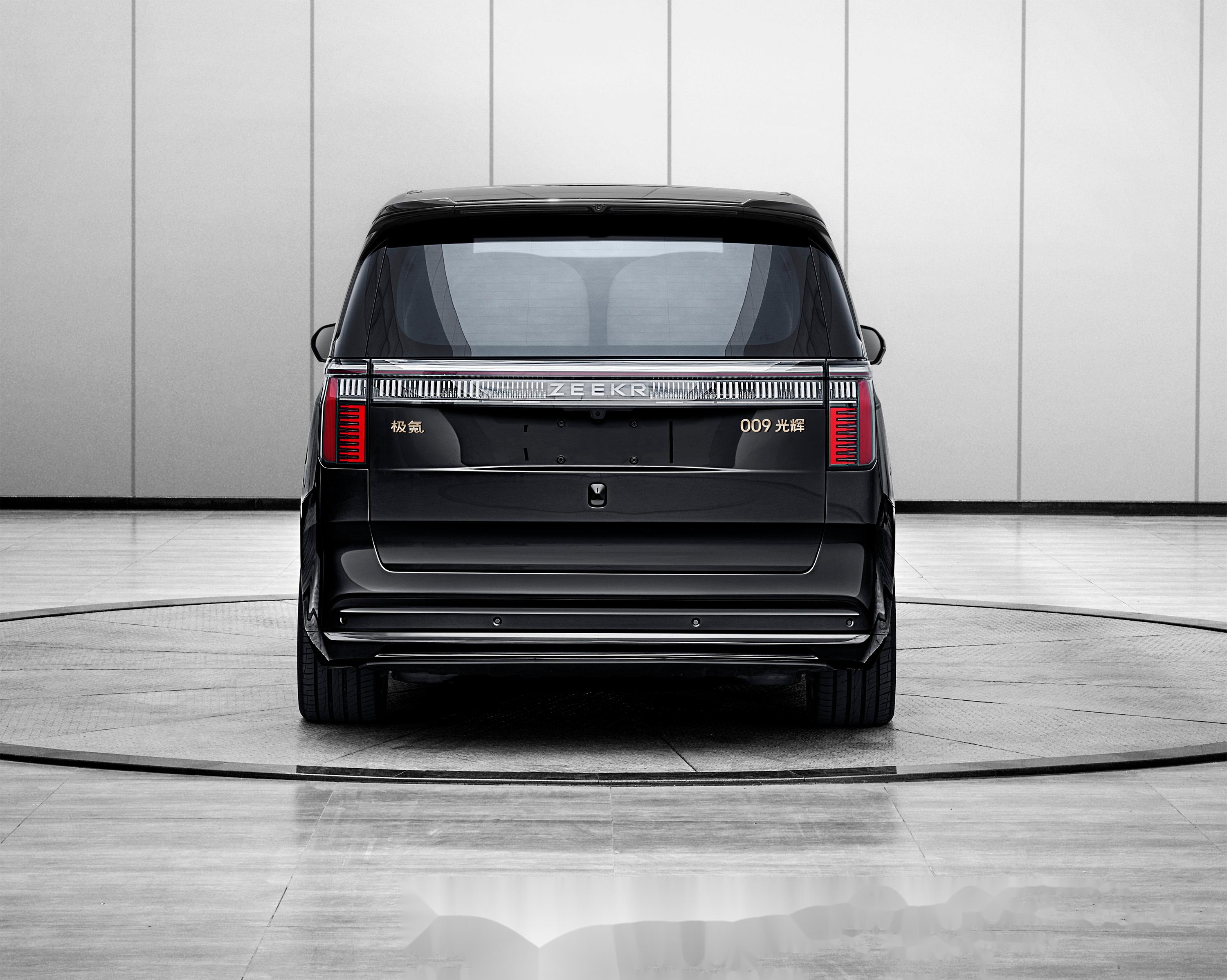 右舵版极氪009在泰国正式上市，起售价约66.4万元