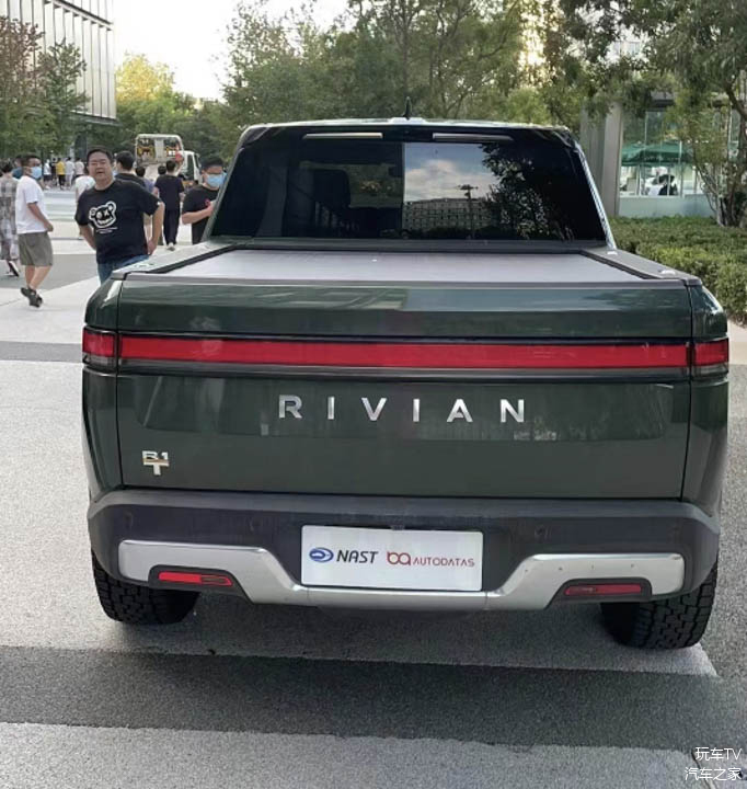 Rivian新专利申请：加热透镜以去除车灯沉积物